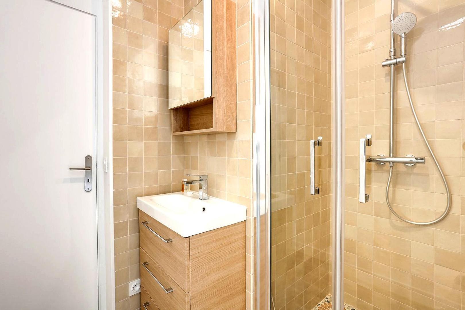 245 Mercedes - Superb In Apartment *