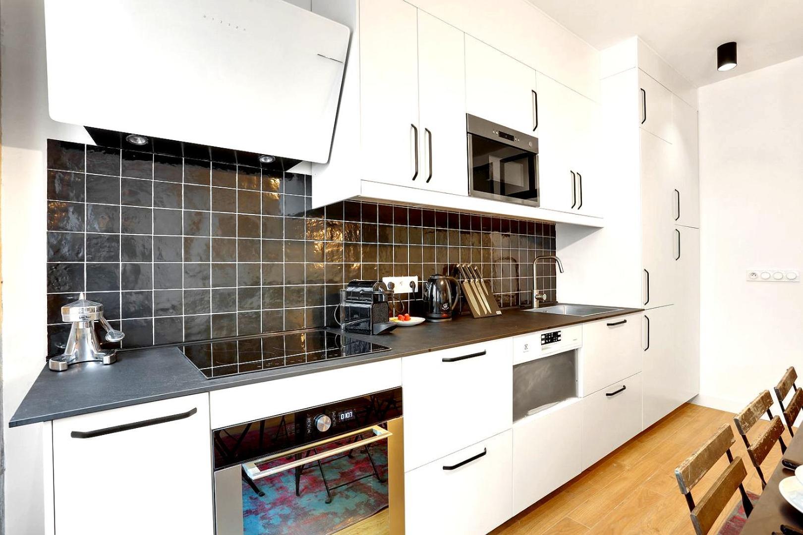 245 Mercedes - Superb In Apartment *
