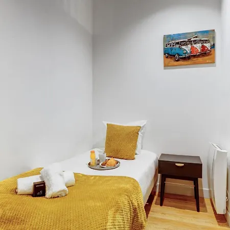 245 Mercedes - Superb In Apartment